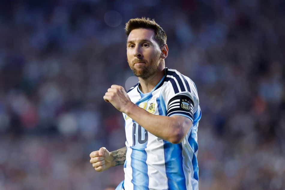 Messi comemora gol marcado pela Argentina em amistoso contra a Islândia