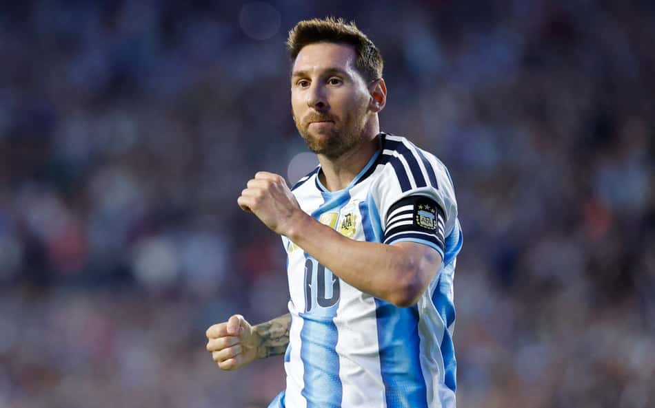 Messi comemora gol marcado pela Argentina em amistoso contra a Islândia