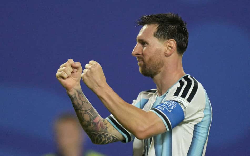 Messi comemora gol marcado pela Argentina sobre a Argélia, na estreia da Copa do Mundo