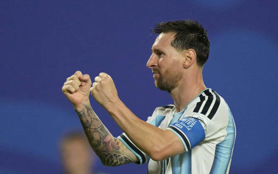 Messi comemora gol marcado pela Argentina sobre a Argélia, na estreia da Copa do Mundo