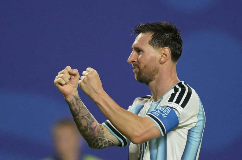 Messi comemora gol marcado pela Argentina sobre a Argélia, na estreia da Copa do Mundo
