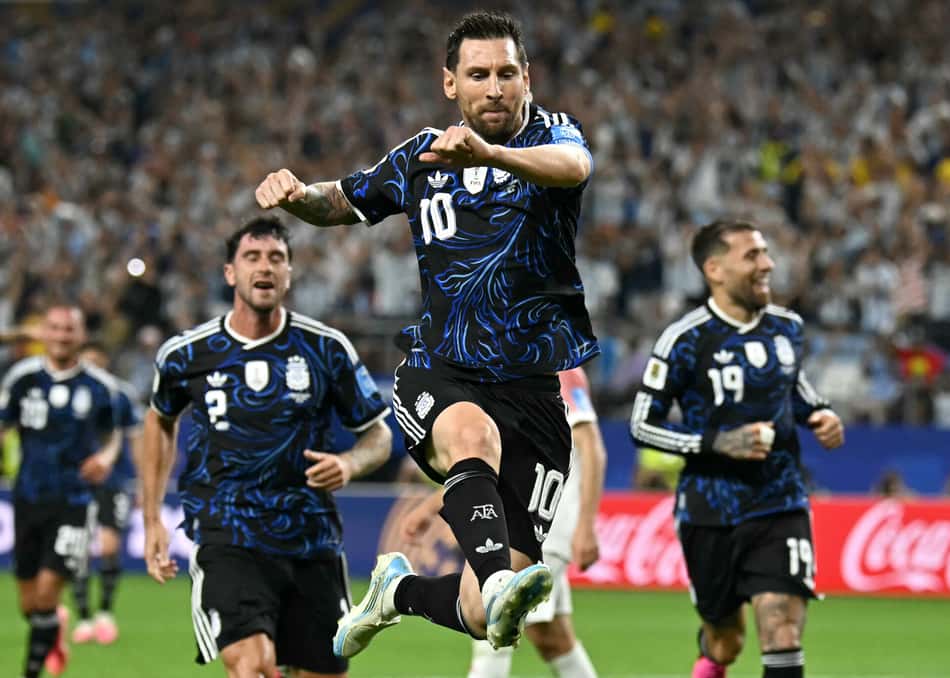 Messi salta e comemora o terceiro gol da Argentina na vitória sobre a Jordânia