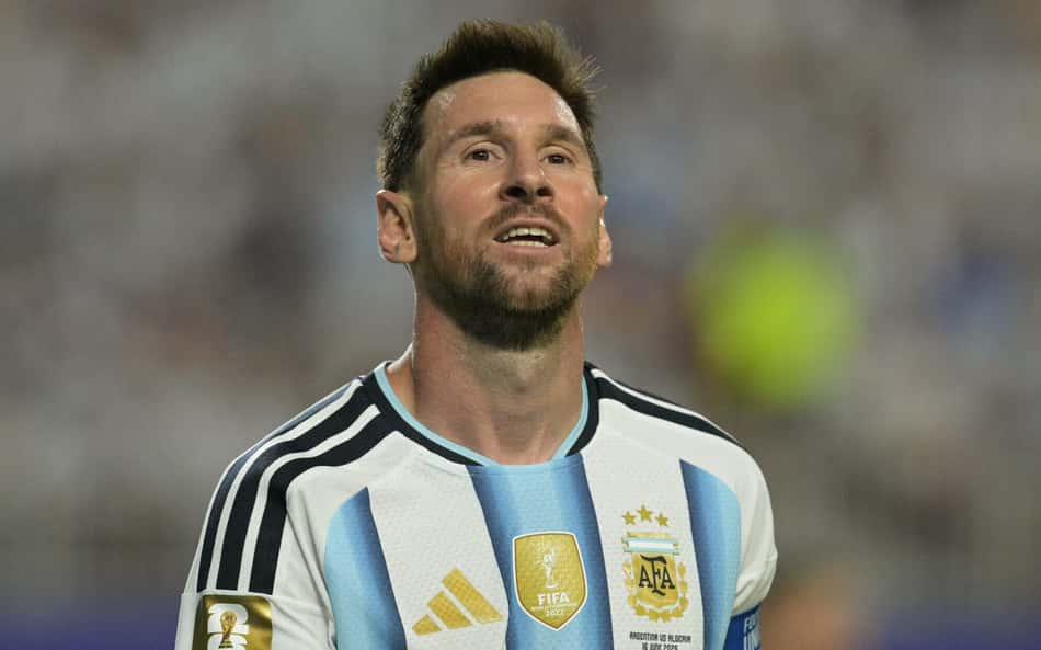 Messi durante a estreia da Argentina na Copa do Mundo contra a Argélia
