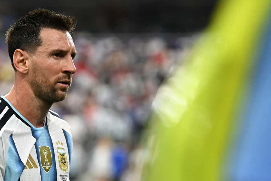 Messi com semblante sério usando a camisa da Argentina