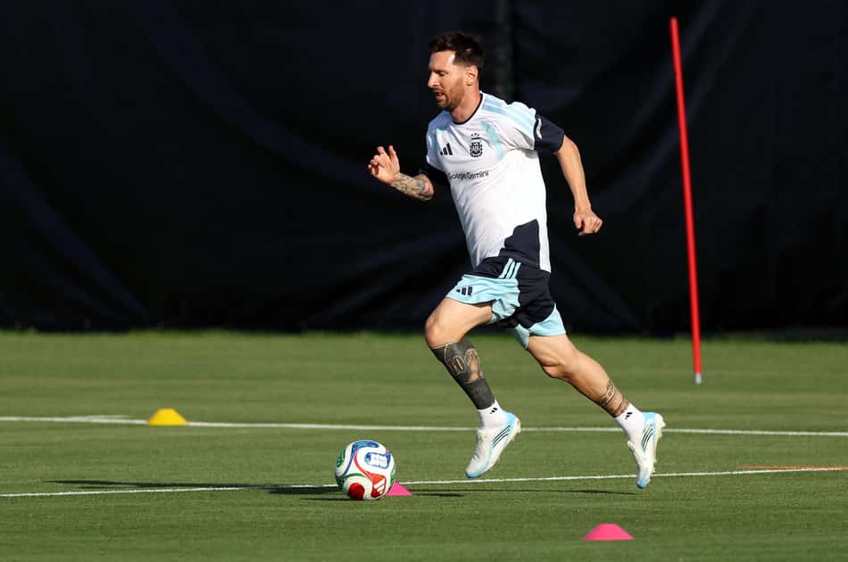 Messi em treino da Argentina, às vésperas da Copa do Mundo, nos Estados Unidos