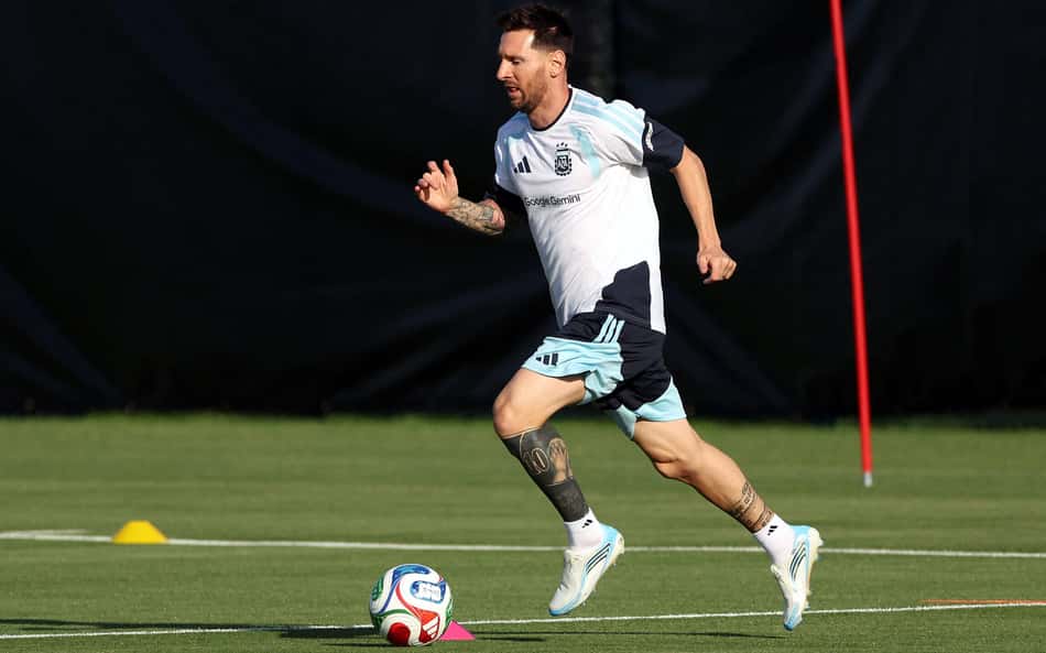 Messi em treino da Argentina, às vésperas da Copa do Mundo, nos Estados Unidos