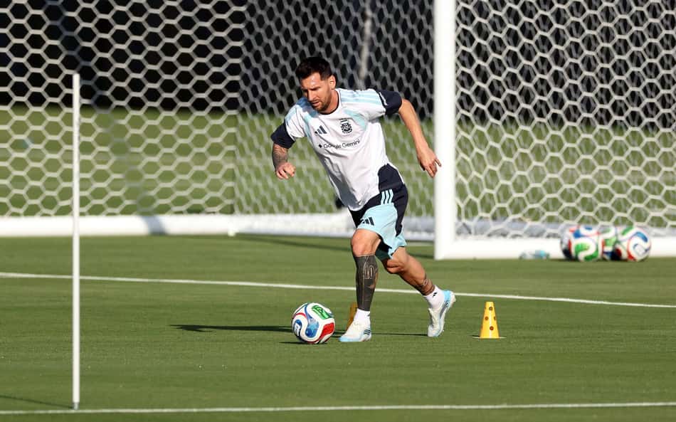 Chuteira de Messi para a Copa do Mundo de 2026 viraliza: 'Absurda'