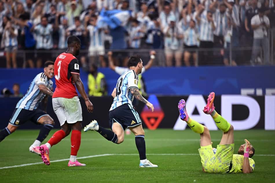 Lionel Messi comemora após marcar gol contra a Áustria