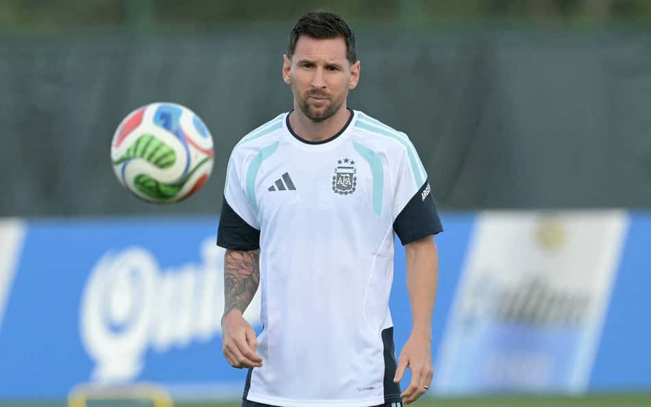 Messi observa a bola Trionda durante treino da Argentina na véspera do jogo contra a Argélia, pela Copa do Mundo