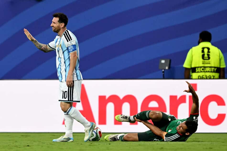 Messi pede desculpas após falta dura em Mandi em ARgentina x Argélia, pela Copa do Mundo