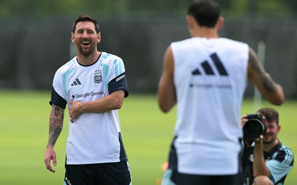 Messi sorri em clima descontraído durante treino da Argentina