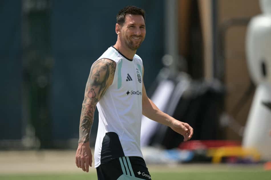 Messi sorri em treino da Argentina após vitória contra a Áustria na Copa do Mundo