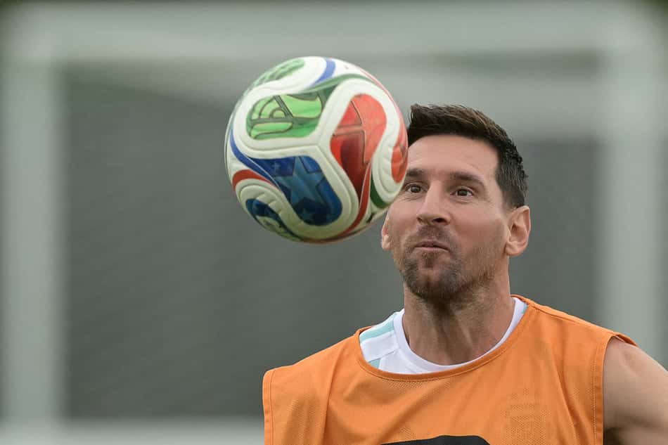 Messi controla a bola em treino da seleção Argentina em Kansas City antes da partida contra a Jordânia