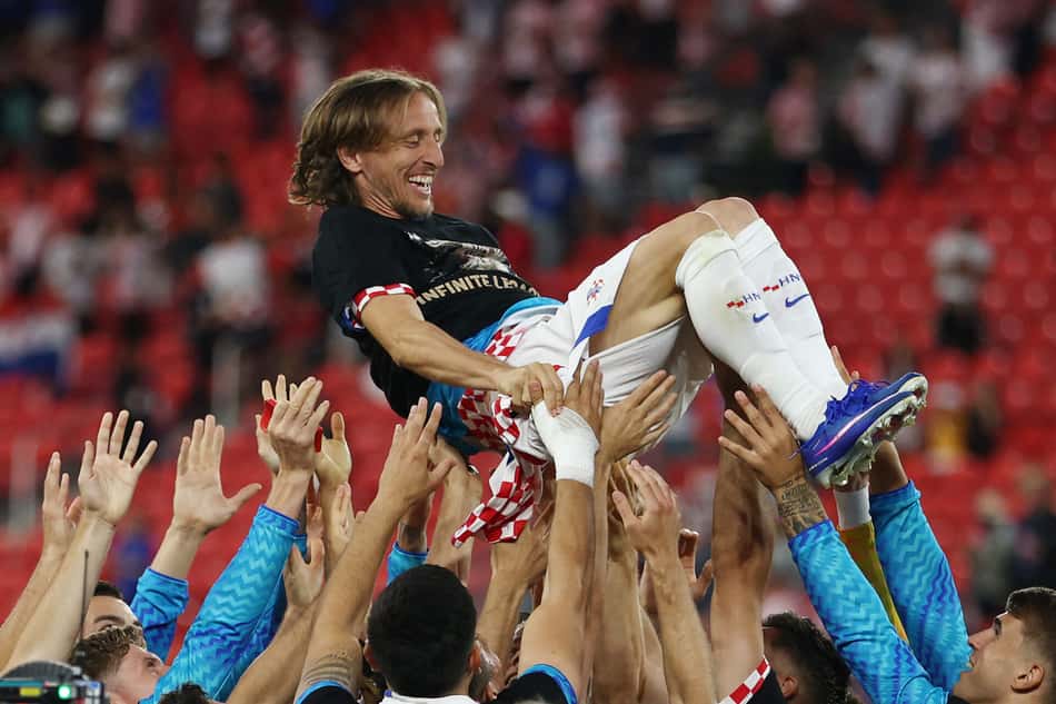 Modric é celebrado pelo elenco da Croácia
