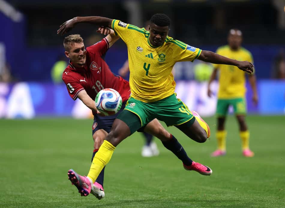 Mokoena e Sadilek disputam bola em República Tcheca x África do Sul, pela Copa do Mundo