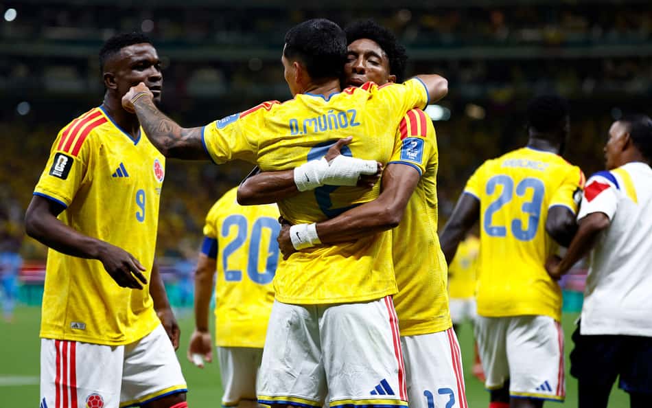 Muñoz comemora gol da vitória da Colômbia contra Congo com companheiros