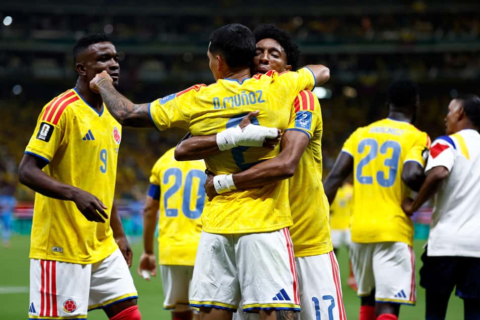 Muñoz comemora gol da vitória da Colômbia contra Congo com companheiros