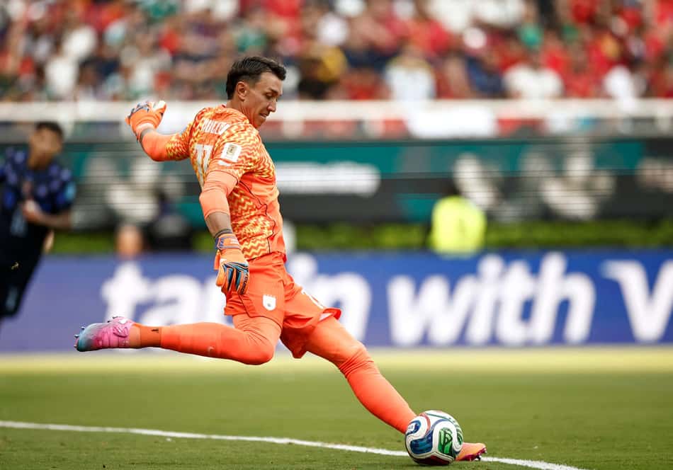 Goleiro Muslera, do Uruguai, em ação no jogo com a Espanha