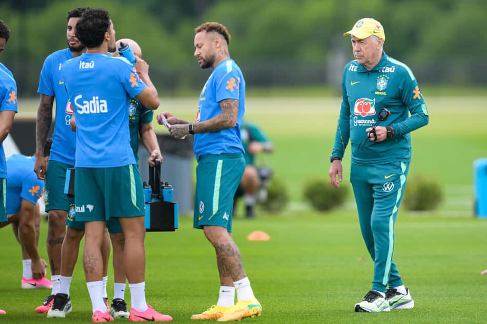 Neymar e Ancelotti durante treino da Seleção Brasileira na Copa do Mundo