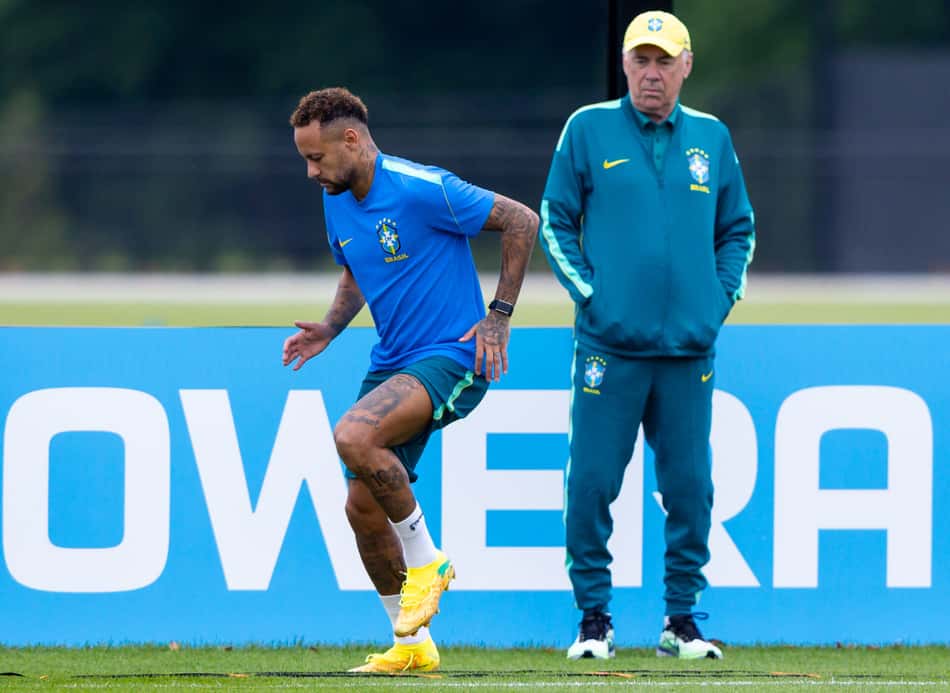 Neymar treina enquanto Carlo Ancelotti observa o jogador com as mãos nos bolsos