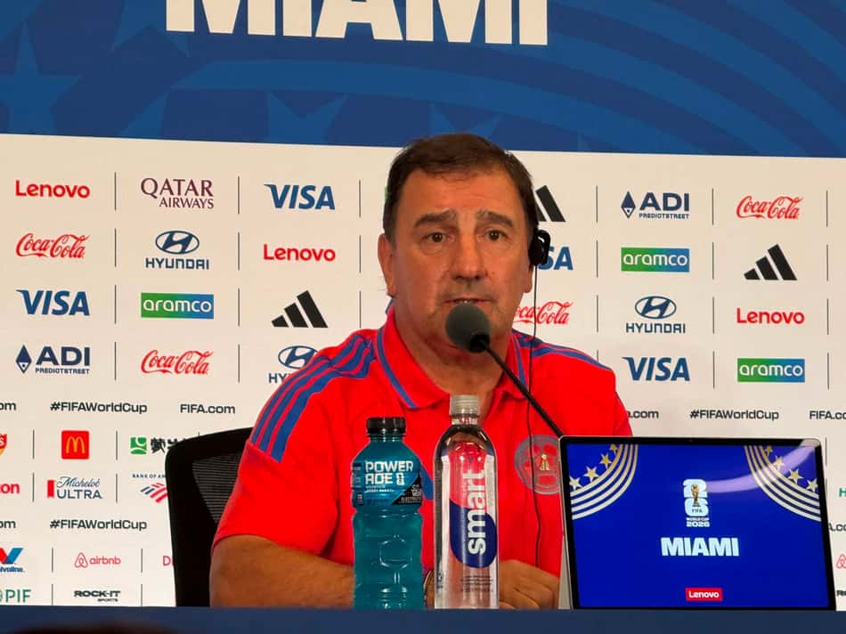 Nestor Lorenzo, treinador da Colômbia, fala durante entrevista coletiva