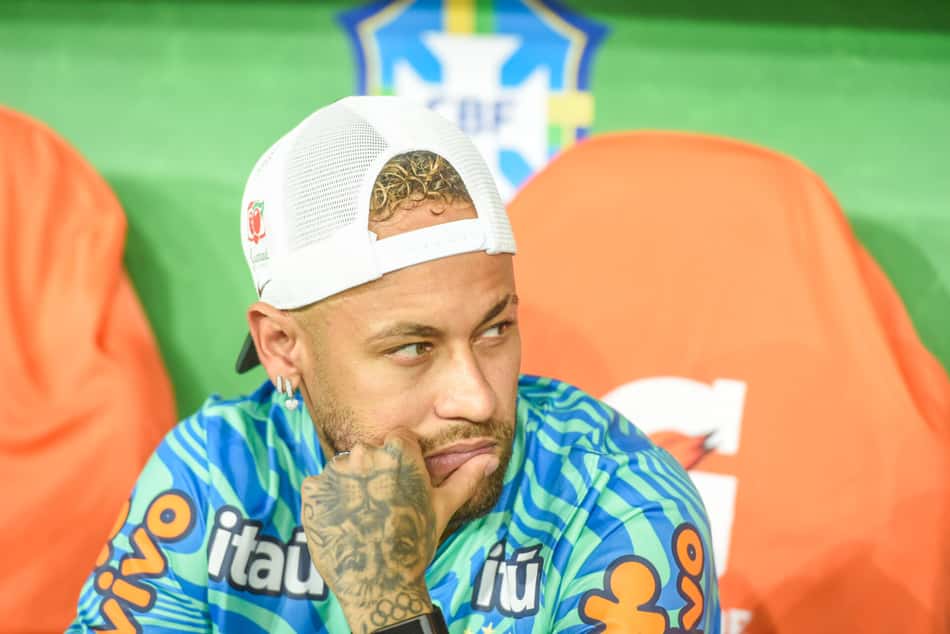 Neymar assiste a Brasil x Panamá do banco de reservas