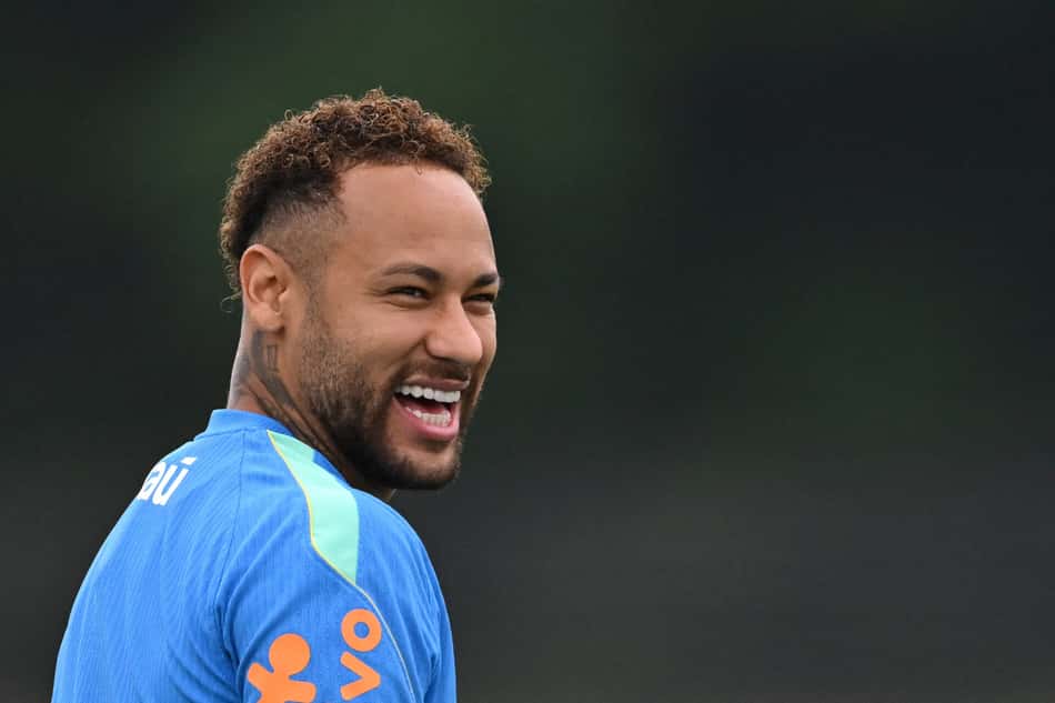 Neymar sorri em treino da Seleção Brasileira antes de partida contra a Escócia pela Copa do Mundo