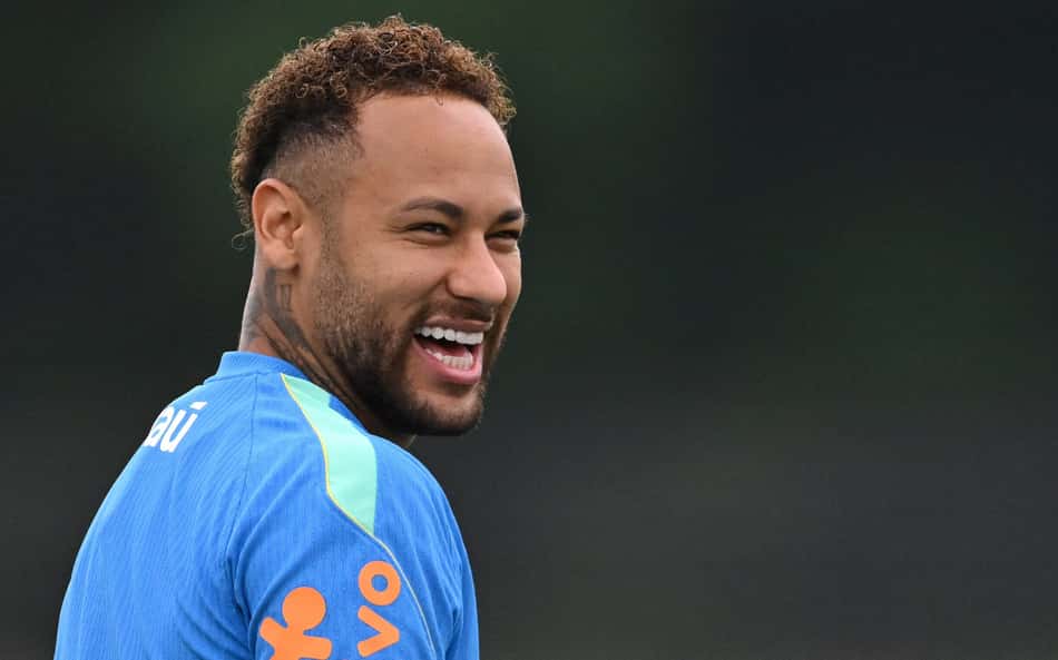 Neymar sorri em treino da Seleção Brasileira antes de partida contra a Escócia pela Copa do Mundo