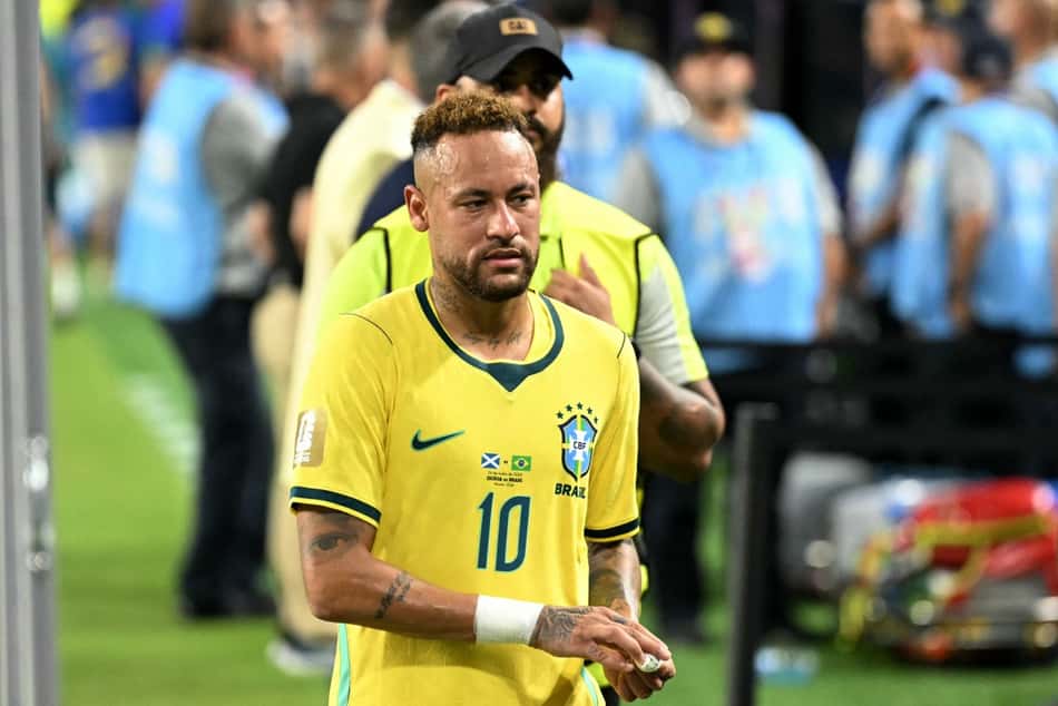 Neymar, com a camisa 10 do Brasil, na cor amarela, caminha pelo gramado ao fim do jogo contra a Escócia