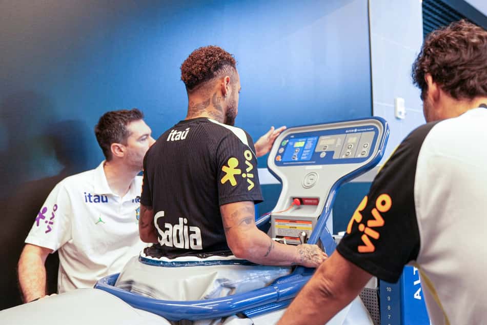 Neymar faz atividade na esteira nos Estados Unidos (Foto: Nelson Terme / CBF)