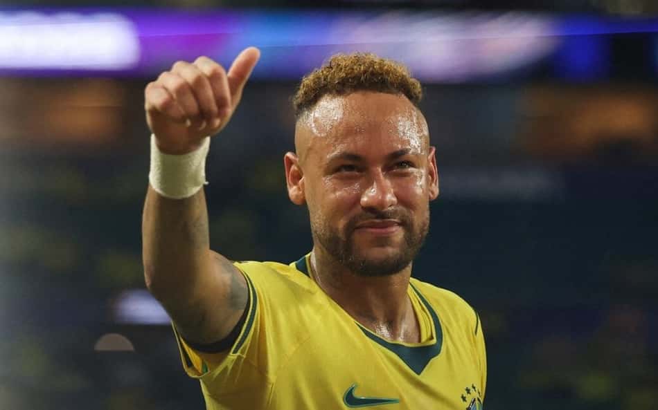 Neymar acena após vitória da Seleção sobre a Escócia na Copa do Mundo