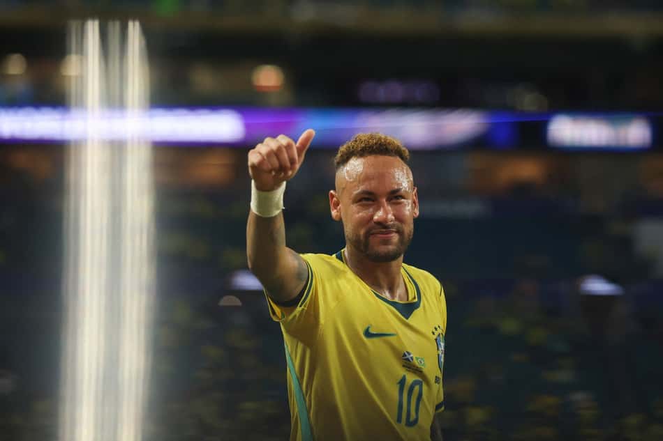 Neymar acena após vitória da Seleção sobre a Escócia na Copa do Mundo