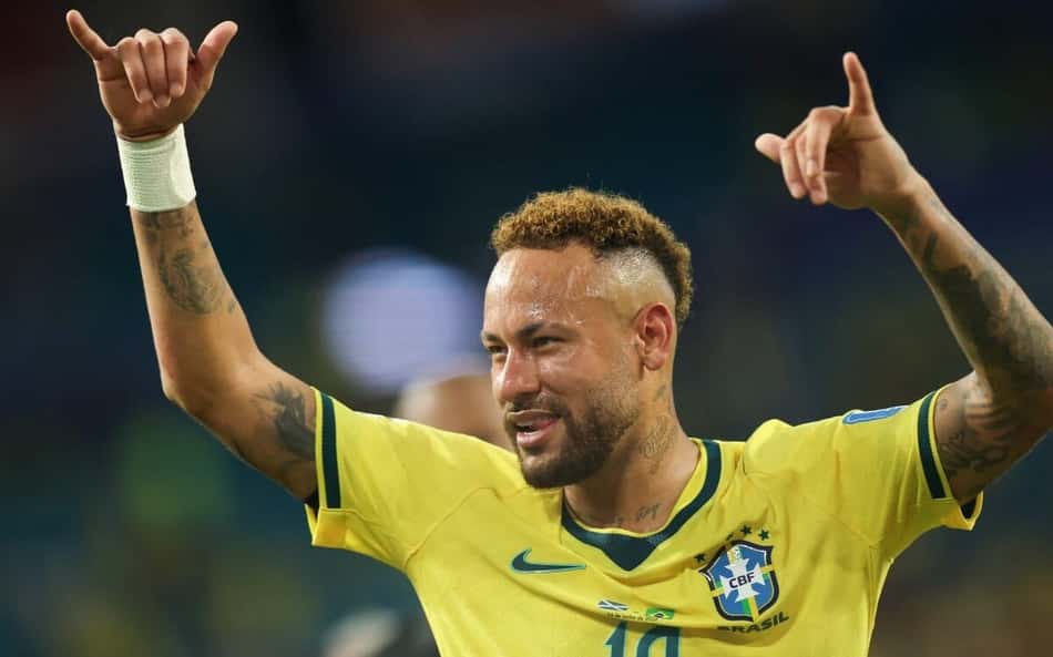 Neymar acena para a torcida após a estreia na Copa