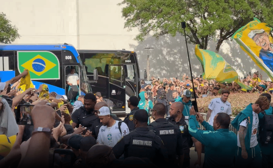 Neymar atende torcedores na porta do hotel da Seleção Brasileira em Huston, TX (EUA)