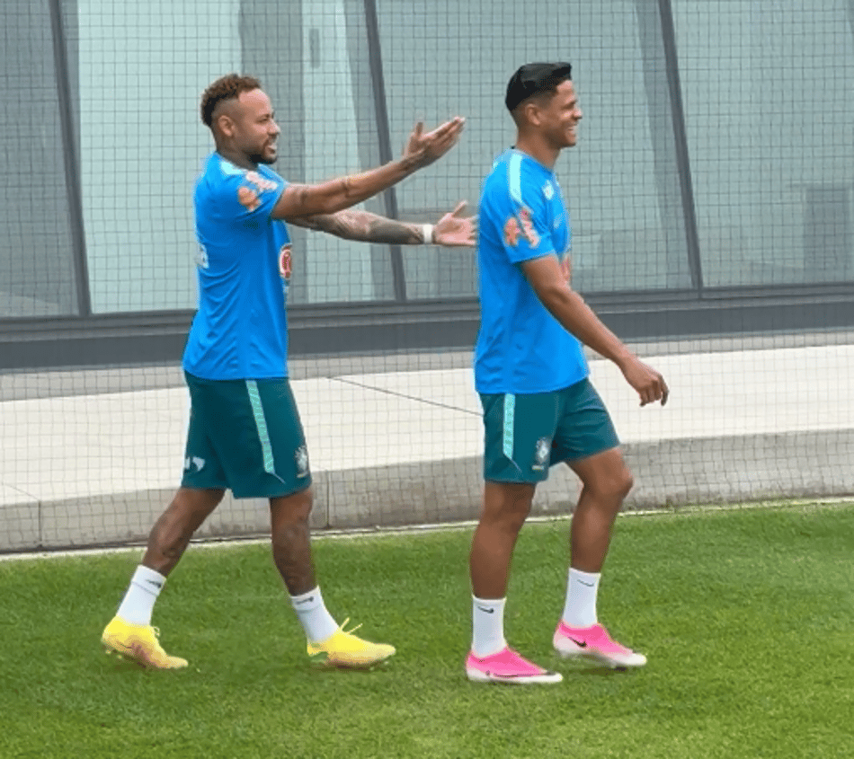 Neymar brinca com companheiro Douglas Sanstos em chegada à treino da Seleção Brasileira