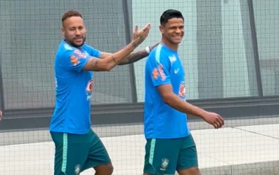 Neymar quebra protocolo, brinca com jornalistas e levanta astral em treino da Seleção; veja vídeo