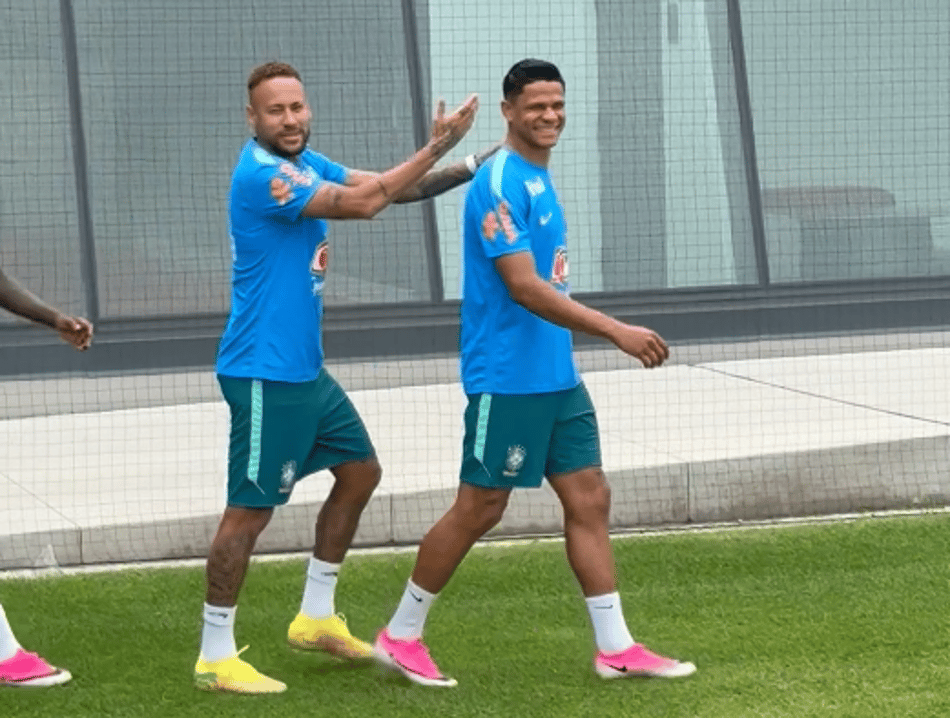 Neymar brinca com companheiro Douglas Sanstos em chegada à treino da Seleção Brasileira