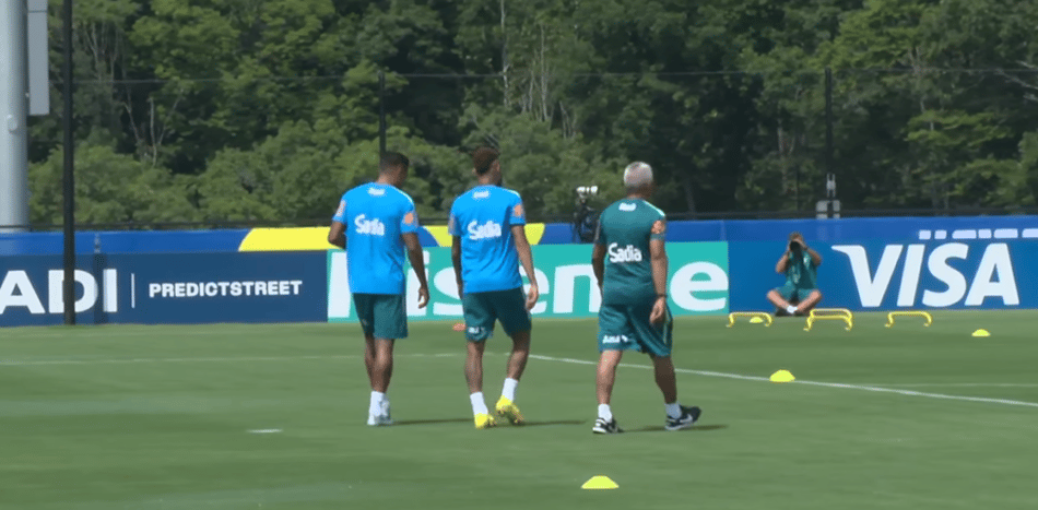 Neymar chega ao treino da Seleção Brasileira caminhando ao lado de Alex Sandro