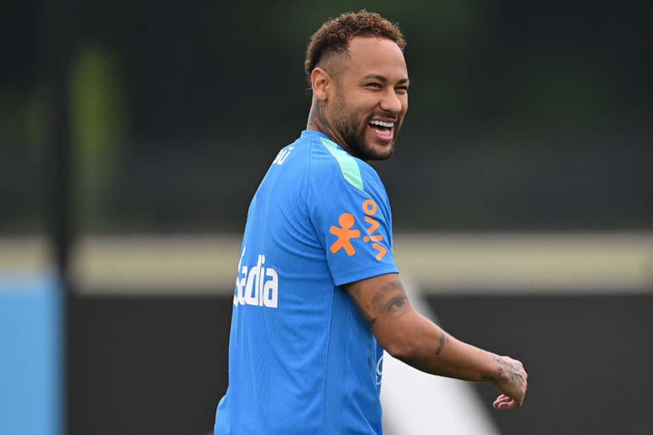 Neymar sorri durante treino da Seleção Brasileira
