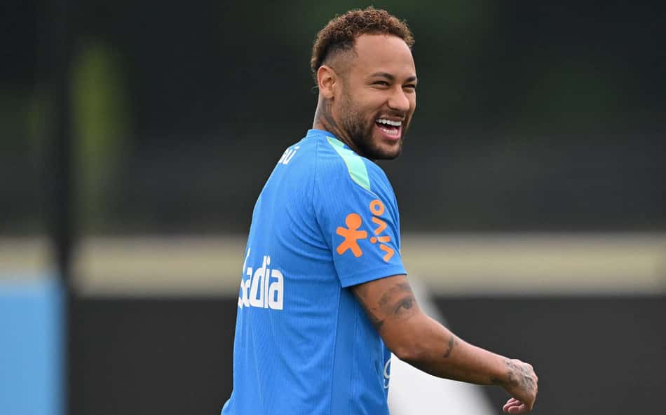 Neymar sorri durante treino da Seleção Brasileira nos Estados Unidos