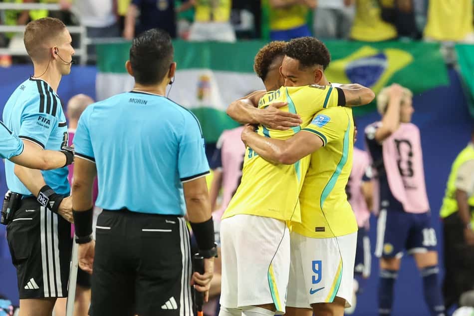 Neymar é abraçado por Matheus Cunha ao estrear na Copa