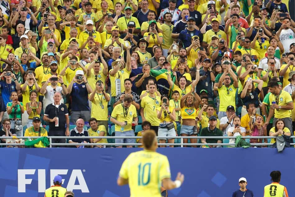 Neymar é aplaudido pela torcida na estreia na Copa