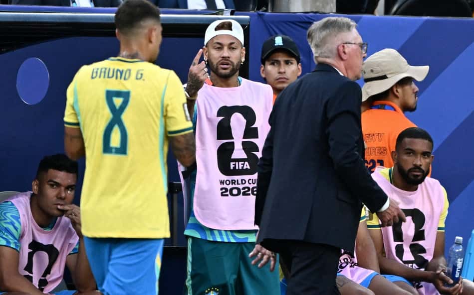 Neymar faz reclamações com a arbitragem de Brasil x Marrocos