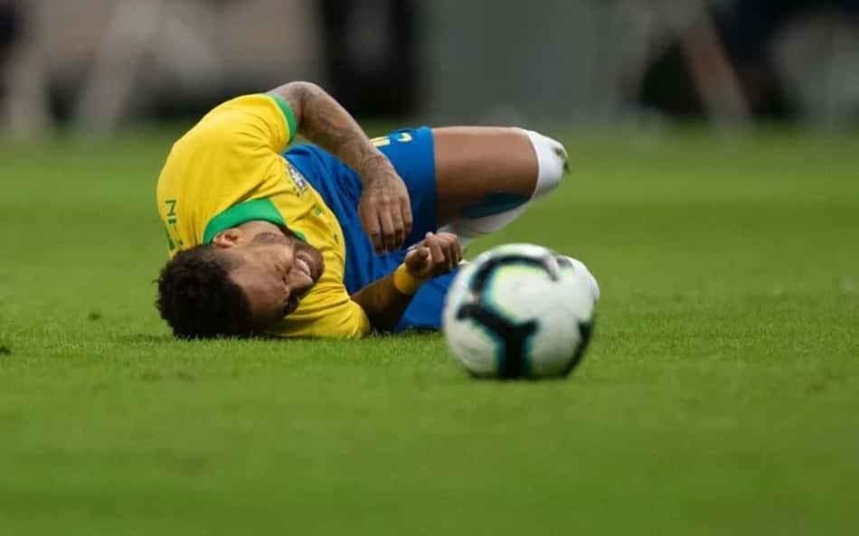 Neymar se contorce no chão após sofrer falta na Copa do Mundo de 2022