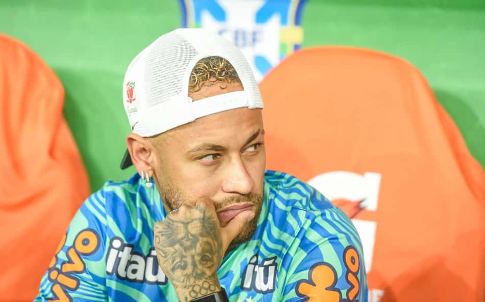 Neymar assiste a Brasil x Panamá do banco de reservas