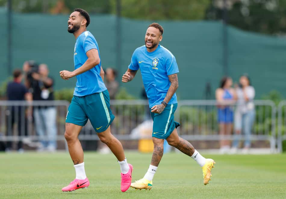 Ao lado de Matheus Cunha, Neymar sorri em treino da Seleção Brasileira (Foto: Rafael Ribeiro/CBF)
