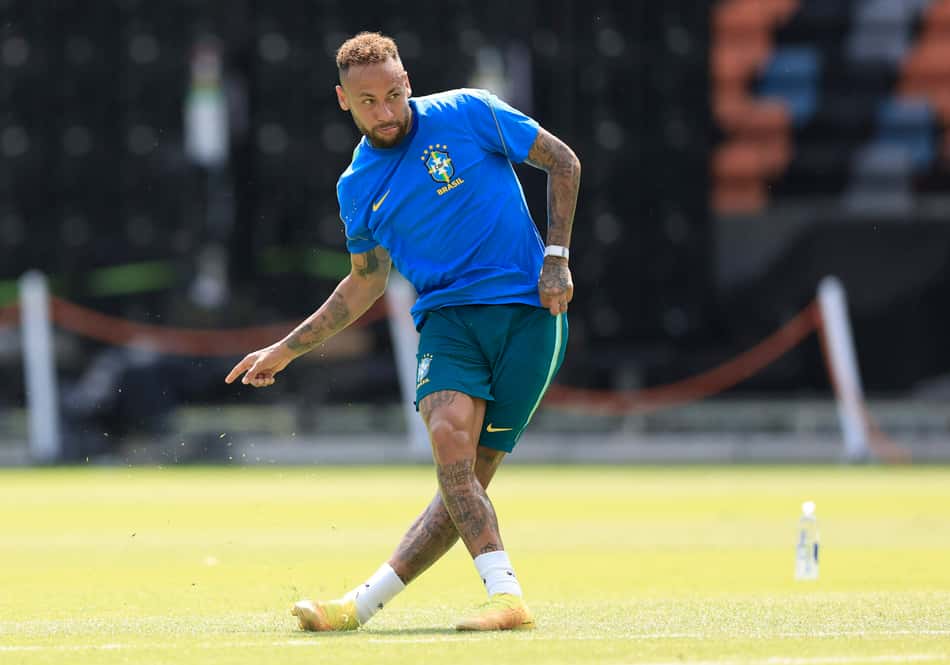 Neymar chuta a bola durante treino da Seleção Brasileira (Foto: Rafael Ribeiro/CBF)