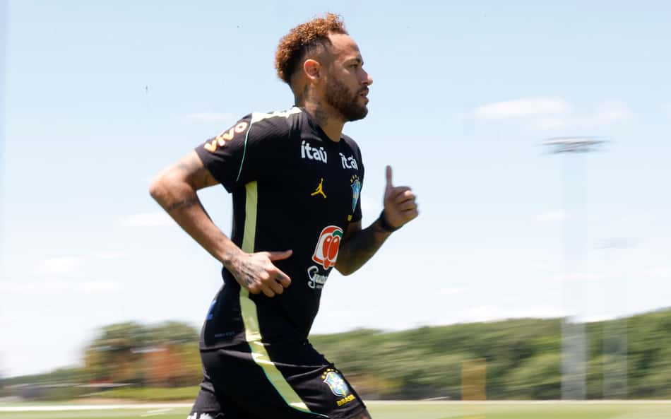 Neymar vai a campo e treina com a Seleção Brasileira