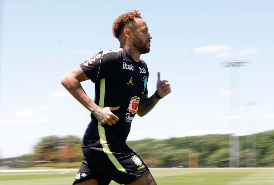 Neymar vai a campo e treina com a Seleção Brasileira