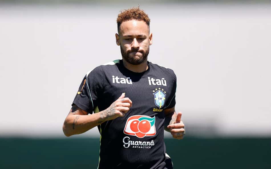 Neymar vai a campo e treina com a Seleção Brasileira
